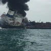 Khói bốc lên trong vụ cháy tàu chở dầu ngoài khơi Hong Kong (Trung Quốc) ngày 8/1. (Nguồn: AFP/TTXVN) 