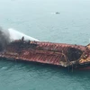 Tàu chở dầu Aulac Fortune bốc cháy ngoài khơi Hong Kong, Trung Quốc ngày 8/1/2019. (Nguồn: AFP/TTXVN) 