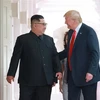 Nhà lãnh đạo Triều Tiên Kim Jong-un (trái) trong cuộc gặp thượng đỉnh với Tổng thống Mỹ Donald Trump tại Singapore ngày 12/6/2018. (Nguồn: EPA/TTXVN) 