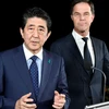 Thủ tướng Hà Lan Mark Rutte (phải) và người đồng cấp Nhật Bản Shinzo Abe. (Nguồn: Reuters) 