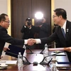 Thứ trưởng Thống nhất Hàn Quốc Chun Hae-Sung (phải) trong cuộc gặp người đồng cấp Triều Tiên Jon Jong-su tại làng đình chiến Panmunjom ở khu phi quân sự giữa hai miền ngày 17/1/2018. (Nguồn: AFP/TTXVN) 