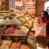 Người dân mua sắm tại một chợ ở Istanbul, Thổ Nhĩ Kỳ. (Nguồn: THX/TTXVN) 
