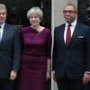 Thủ tướng Anh Theresa May (giữa) và Chủ tịch đảng Bảo thủ Brandon Lewis (trái) sau một cuộc họp ở London. (Nguồn: AFP/TTXVN) 