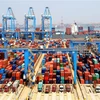 Tàu chở container cập cảng ở Thanh Đảo, tỉnh Sơn Đông, miền Đông Trung Quốc. (Nguồn: THX/TTXVN) 