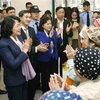 Phó Chủ tịch nước Đặng Thị Ngọc Thịnh thăm hỏi bệnh nhân ung thư tại Bệnh viện. (Ảnh: Doãn Tấn/TTXVN) 