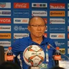 Huấn luyện viên Park Hang-seo phát biểu tại họp báo sau trận đấu. (Ảnh: Hoàng Linh/TTXVN) 