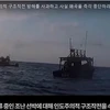Tàu khu trục Gwanggaeto the Great (phía trên) của Hàn Quốc thực hiện nhiệm vụ cứu hộ một tàu Triều Tiên trôi giạt trên Biển Nhật Bản, ngày 20/12/2018. (Nguồn: Yonhap/TTXVN) 