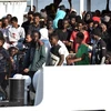 Người di cư trên tàu Diciotti tại cảng Sicily, Italy ngày 13/6/2018. (Nguồn: AFP/TTXVN) 