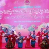 Tiết mục múa tập thể ca ngợi tình đoàn kết Việt Nam-Lào. (Ảnh: Xuân Tú/TTXVN) 