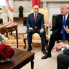 Tổng thống Mỹ Donald Trump (thứ 2, phải) và Chủ tịch Hạ viện Mỹ Nancy Pelosi trong cuộc họp tại Nhà Trắng, Washington, DC, ngày 11/12/2018. (Nguồn: AFP/TTXVN) 
