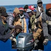 Người tị nạn trên tàu cứu hộ Sea Watch 3 sau khi họ được cứu tại khu vực ngoài khơi Libya ngày 19/1. (Nguồn: AFP/TTXVN) 