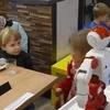 [Video] Robot phục vụ thức ăn và mua vui tại quán càphê ở Budapest