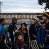 Em bé theo bố mẹ đổ về Tijuana gần biên giới giữa Mexico và Mỹ ngày 15/11/2018. (Nguồn: AFP/TTXVN) 