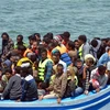 Tàu chở người di cư tới cảng ở thị trấn Ben Guerdane, Tunisia. (Nguồn: AFP/TTXVN) 