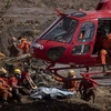 Lực lượng cứu hộ chuyển thi thể nạn nhân vụ vỡ đập hồ chứa chất thải tại mỏ quặng sắt Corrego do Feijao, bang Minas Gerais, Đông Nam Brazil ngày 25/1/2019. (Nguồn: AFP/TTXVN) 