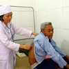 Bác sỹ bệnh viện Tâm thần Nghệ An thăm khám cho bệnh nhân ngộ độc rượu bia. (Ảnh: Tá Chuyên/TTXVN) 