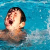 [Video] Bé trai 6 tuổi bị đuối nước khi đi tắm hồ bơi cùng hàng xóm