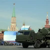 Hệ thống tên lửa phòng không S-400 Triumf của Nga trong lễ diễu binh kỷ niệm Ngày Chiến thắng tại Quảng trường Đỏ ở Moskva ngày 9/5/2013. (Nguồn: AFP/TTXVN) 