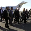 Đặc phái viên Liên hợp quốc về tình hình Yemen Martin Griffiths (giữa) tới sân bay quốc tế Sanaa ở Yemen ngày 5/1/2019. (Nguồn: AFP/TTXVN) 