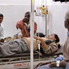 Nạn nhân bị ngộ độc rượu điều trị một bệnh viện ở bang Uttar Pradesh, Ấn Độ. (Nguồn: AFP/TTXVN) 
