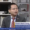 Nhà báo Phạm Mạnh Hùng phát biểu trên kênh truyền hình quốc tế Ariang. (Ảnh: TTXVN)