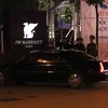 Chiếc xe The Beast (Quái thú) chở Tổng thống Mỹ Donald Trump về đến khách sạn Marriott JW. (Ảnh: Văn Điệp/TTXVN) 