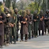 Lực lượng an ninh Afghanistan áp giải các tay súng Taliban tại Jalalabad ngày 23/1/2019. (Nguồn: AFP/TTXVN) 