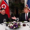 Tổng thống Mỹ Donald Trump (phải) và Chủ tịch Triều Tiên Kim Jong-un dùng bữa tối thân mật trong cuộc gặp đầu tiên tại Hội nghị thượng đỉnh Mỹ-Triều lần hai, ngày 27/2. (Nguồn: AFP/TTXVN)