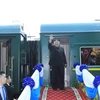 Chủ tịch Triều Tiên Kim Jong-un chào tạm biệt các đại biểu và người dân Lạng Sơn ra tiễn tại ga Đồng Đăng trước khi lên tàu rời Việt Nam. (Ảnh: Nhan Sáng/TTXVN) 