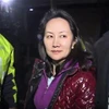 Giám đốc Tài chính của Tập đoàn Huawei, bà Mạnh Vãn Chu, rời khỏi tòa án tối cao ở Vancouver, Canada ngày 11/12/2018. (Nguồn: AFP/TTXVN) 