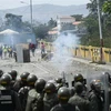 Người biểu tình xung đột với Lực lượng biên phòng Venezuela tại cây cầu quốc tế ở thành phố San Antonio del Tachira, giáp giới Colombia ngày 24/2/2019. (Ảnh: AFP/TTXVN) 