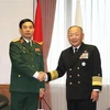 Đô đốc Katsutoshi Kawano, Tham mưu trưởng liên quân Lực lượng Phòng vệ Nhật Bản đón Thượng tướng Phan Văn Giang. (Ảnh: Hồng Hà/TXVN) 