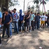 Người di cư thuộc các quốc gia vùng Trung Mỹ chờ nhận lương thực cứu trợ tại Matias Romero, bang Oaxaca, Mexico ngày 2/4/2018. (Nguồn: AFP/TTXVN) 
