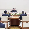 Nhà lãnh đạo Triều Tiên Kim Jong-un (giữa, phía xa) chủ trì phiên họp của Ban chấp hành Trung ương Đảng Lao động Triều Tiên tại Bình Nhưỡng. (Nguồn: Yonhap/TTXVN) 