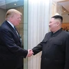 Tổng thống Mỹ Donald Trump (trái) và Chủ tịch Triều Tiên Kim Jong-un tại hội nghị thượng đỉnh Mỹ-Triều lần thứ hai ở Hà Nội ngày 28/2/2019. (Nguồn: AFP/TTXVN) 