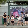 Người dân Bình Nhưỡng tại một trạm xe buýt. (Nguồn: EPA-EFE) 