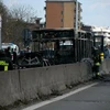 Chiếc xe buýt còn trơ bộ khung sau khi bị đốt. (Nguồn: AP) 