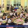 [Video] Phụ huynh giám sát bữa ăn cho học sinh trong các trường học