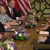 Tổng thống Mỹ Donald Trump và nhà lãnh đạo Triều Tiên Kim Jong-un tại cuộc hội đàm mở rộng Hội nghị thượng đỉnh Mỹ-Triều Tiên lần thứ hai. (Nguồn: TTXVN) 