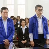Bị cáo Võ Quang Huy (sinh năm 1961, nguyên Chánh kế toán VSP) và bị cáoTừ Thành Nghĩa (sinh năm 1962, nguyên Tổng Giám đốc VSP) . (Ảnh: Doãn Tấn/TTXVN) 