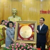 Ủy viên Trung ương Đảng, Bí thư Tỉnh ủy Hà Nam Nguyễn Đình Khang tặng quà lưu niệm Đoàn đại biểu Quốc hội Vương quốc Campuchia. (Ảnh: Thanh Tuấn/TTXVN) 