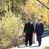 Nhà lãnh đạo Triều Tiên Kim Jong-un (trái) và Tổng thống Hàn Quốc Moon Jae-in trong chuyến thăm nhà khách Samjiyon, gần núi Paektu ngày 20/9/2018. (Nguồn: AFP/TTXVN)