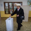 Cử tri Slovakia bỏ phiếu tại một địa điểm bầu cử ở Bratislava, ngày 16/3. (Nguồn: AFP/TTXVN) 