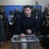 Ứng viên tranh cử Tổng thống Ukraine Volodymyr Zelensky bỏ phiếu tại một điểm bầu cử ở Kiev ngày 31/3/2019. (Nguồn: THX/TTXVN) 