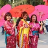 Phụ nữ Việt Nam mặc trang phục truyền thống của Nhật Bản tại lễ hội. (Ảnh: Thành Đạt/TTXVN) 