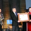 Chủ tịch Quốc hội Nguyễn Thị Kim Ngân trao Huân chương Độc lập hạng Nhất lần thứ hai cho Hội người Việt Nam tại Pháp. (Ảnh: Trọng Đức/TTXVN) 