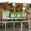 Nhân viên an ninh và nhân viên bầu cử Thái Lan kiểm kết quả bỏ phiếu tại một điểm bầu cử ở Narathiwat ngày 24/3/2019. (Nguồn: AFP/TTXVN) 