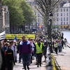 Người biểu tình Áo vàng tập trung tại khu vực La Defense, phía tây Paris, Pháp, ngày 6/4. (Nguồn: AFP/TTXVN) 