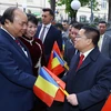 Thủ tướng Nguyễn Xuân Phúc và Phu nhân đến thăm và nói chuyện với cán bộ nhân viên Đại sứ quán và cộng đồng người Việt Nam tại Romania. (Ảnh: Thống Nhất/TTXVN) 