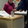 Cử tri Phần Lan bỏ phiếu tại một địa điểm bầu cử ở Helsinki ngày 14/4. (Nguồn: AFP/TTXVN) 